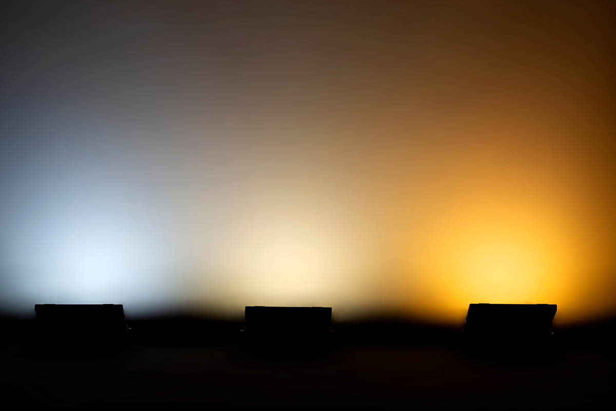 Горизонтальное изображение трех разных источников света, освещающих стену, показывает разницу между цветовыми температурами.